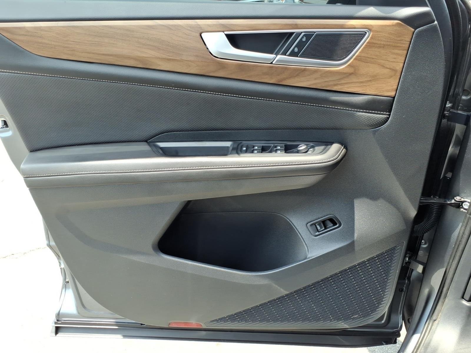 Used 2025 GRAY VOLKSWAGEN SE image 29