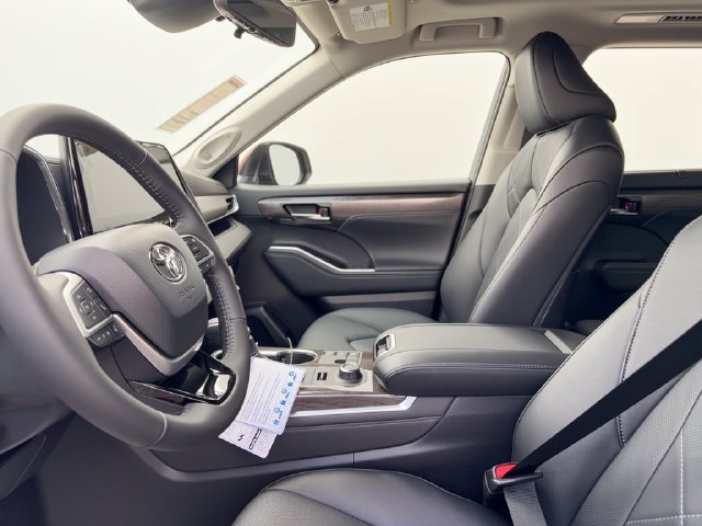 New 2026 Ruby Flare Pearl Toyota Platinum image 16