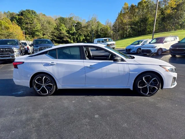 Used 2025 Gray Nissan SR image 9