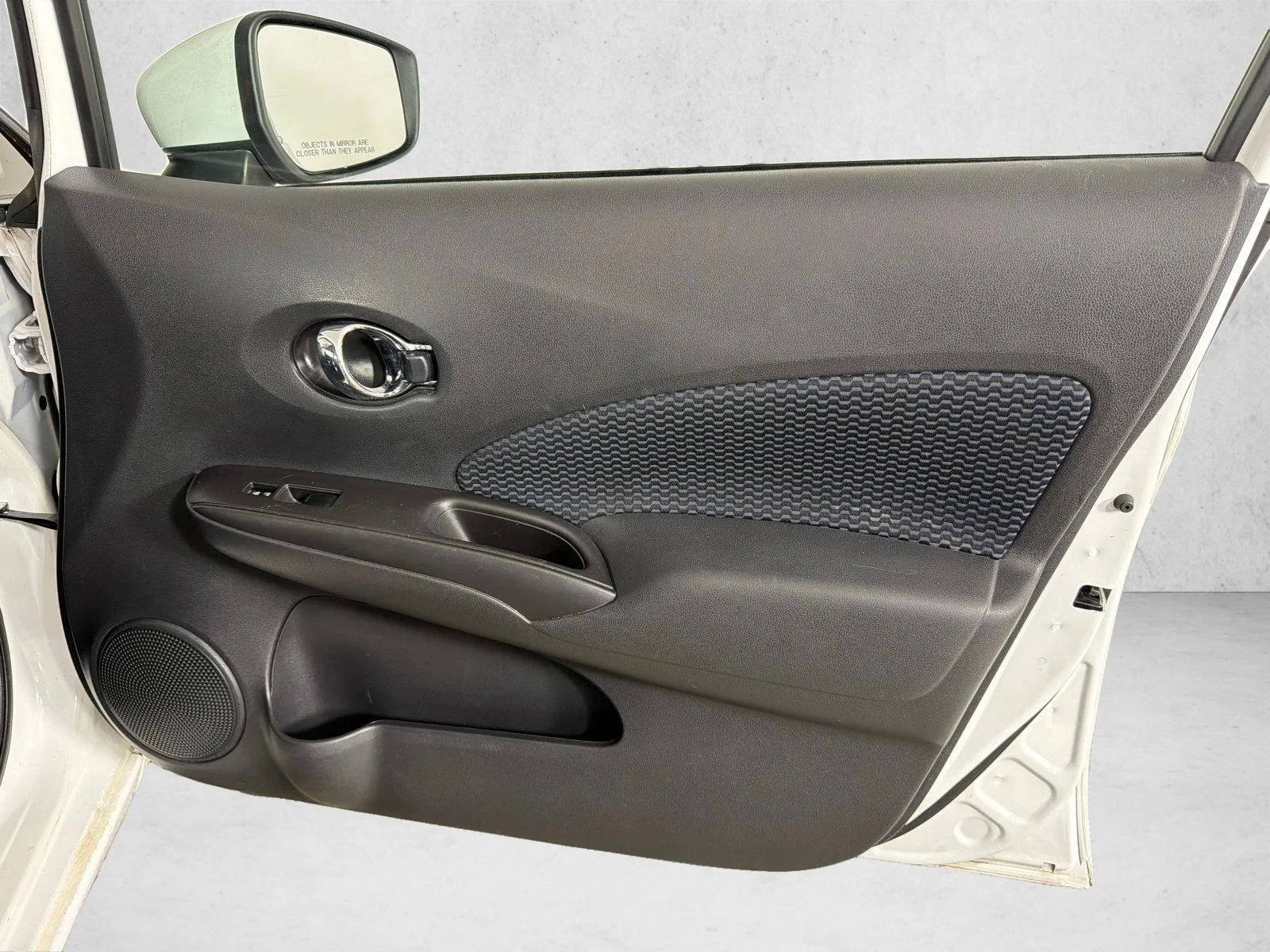 Used 2016 Whtie Nissan S image 14