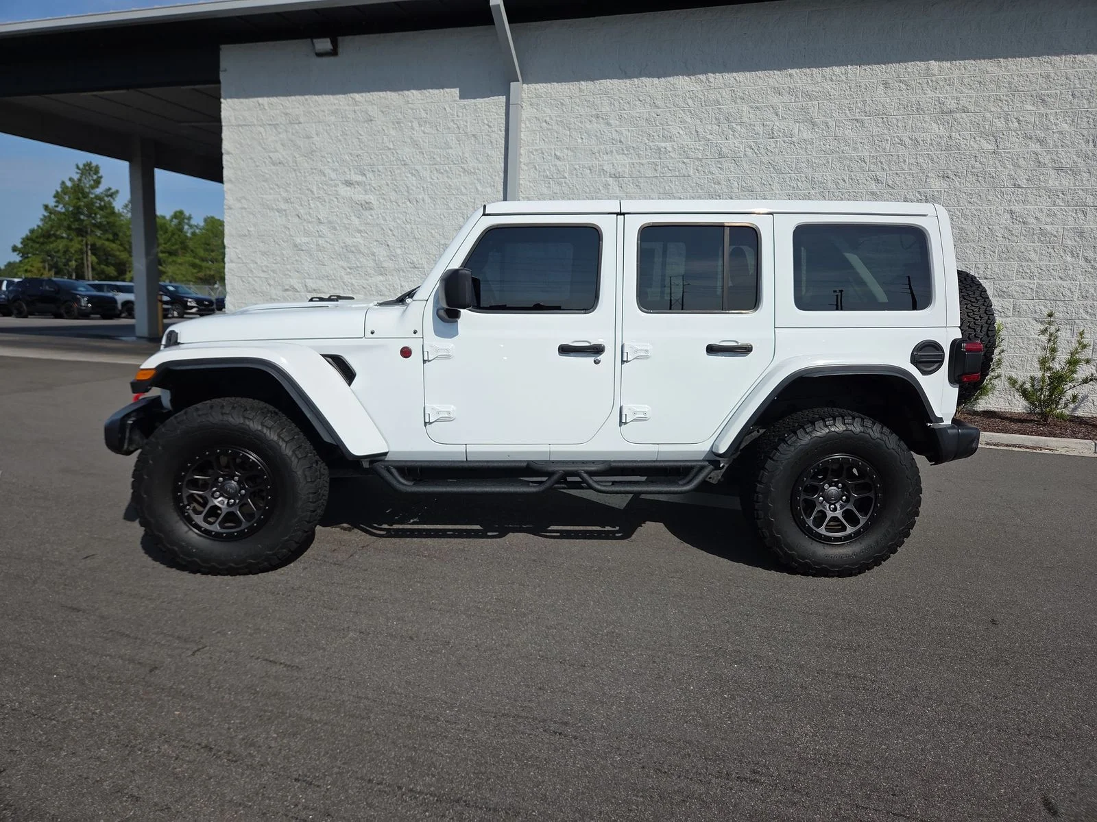 Used 2022 Bright White Clearcoat Jeep Unlimited Rubicon image 2