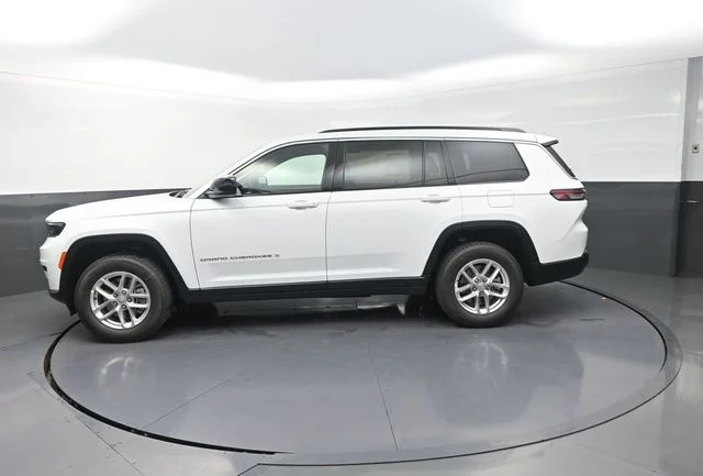 New 2026 Bright White Clear-Coat Exterior Paint Jeep Laredo image 6