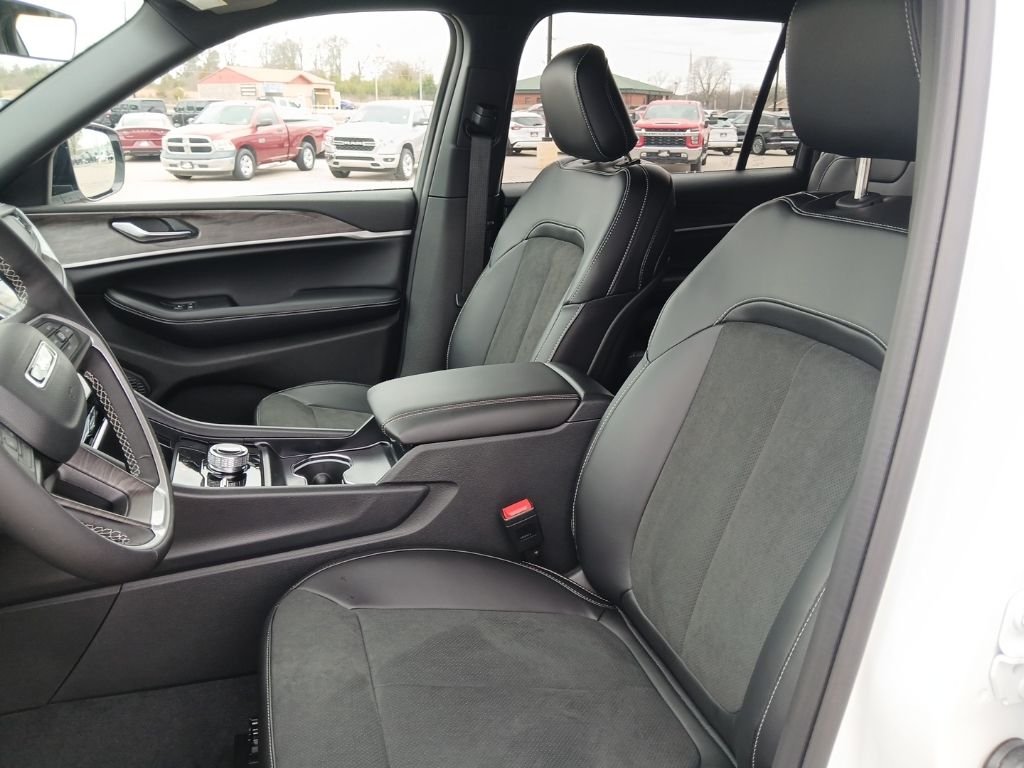 New 2026 Bright White Clear-Coat Exterior Paint Jeep Altitude image 29