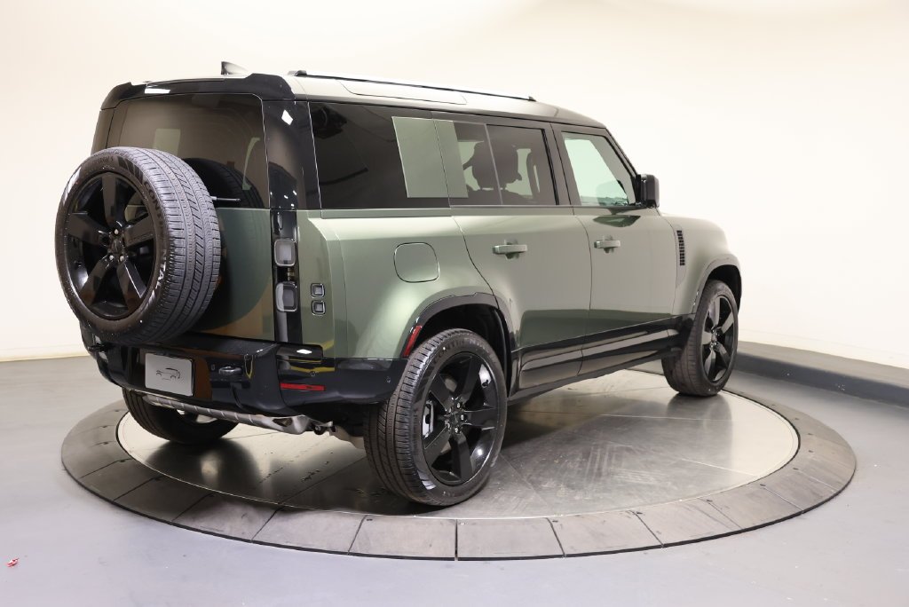 New 2026 Woolstone Green Land Rover X-Dynamic SE image 5