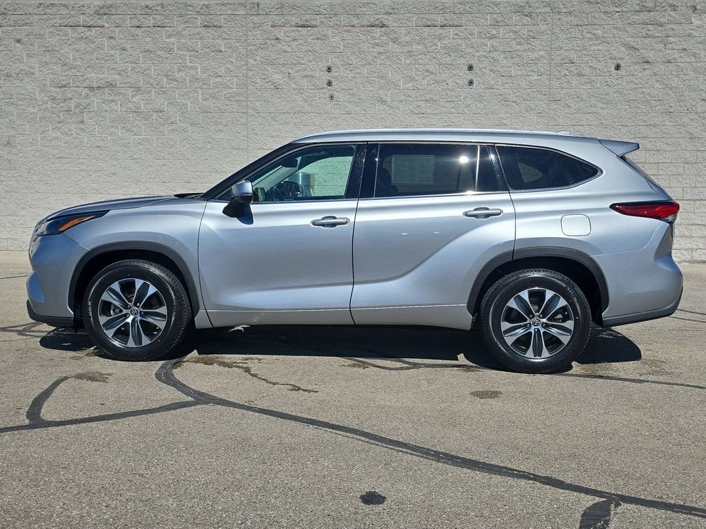 Used 2022 Silver Toyota XLE image 10