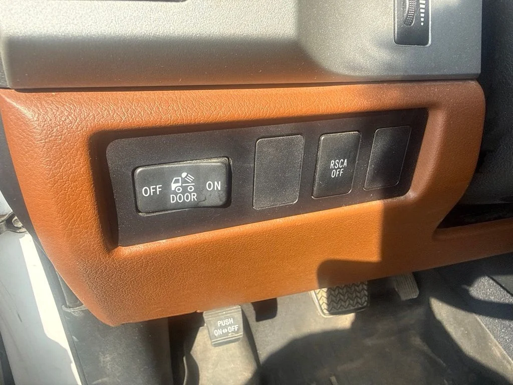 Used 2008  Toyota Limited image 24