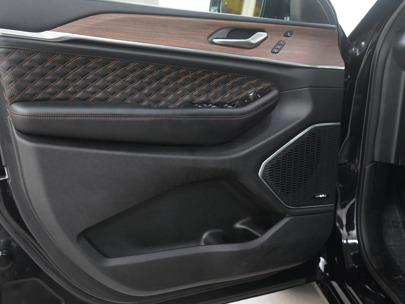 Used 2023 Diamond Black Crystal Pearlcoat Jeep Summit image 19