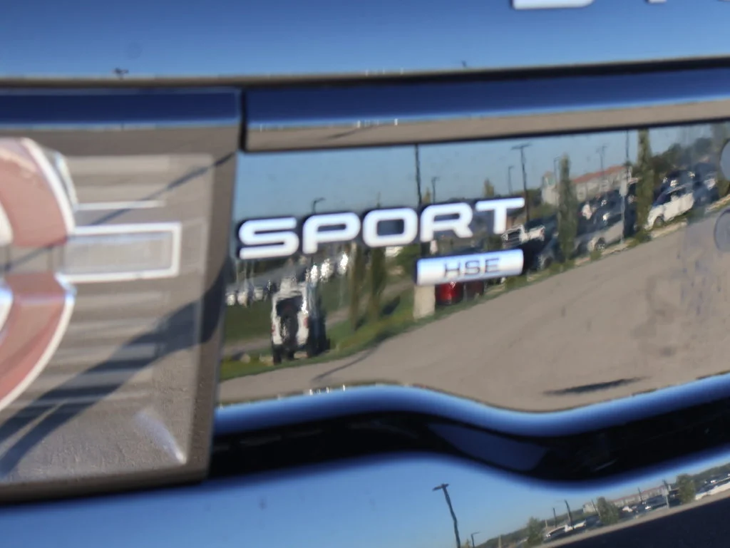 Used 2019  Land Rover  image 9