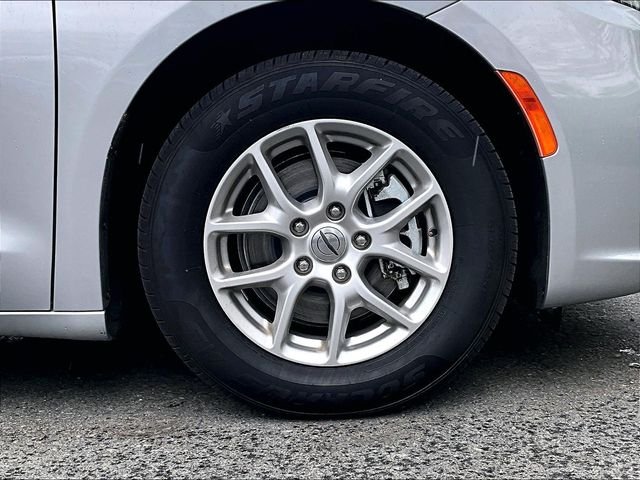 Used 2023 Silver Chrysler Touring L image 9