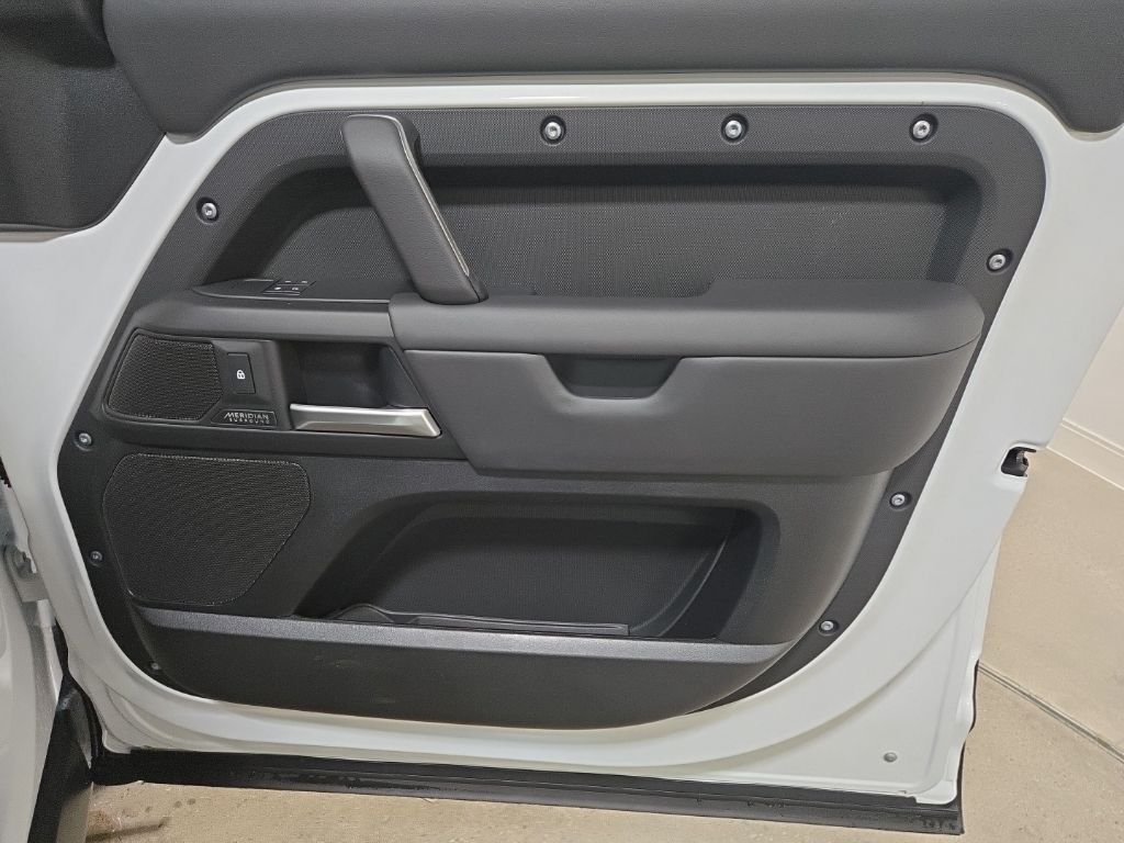 New 2026 Fuji White Land Rover X-Dynamic SE image 28