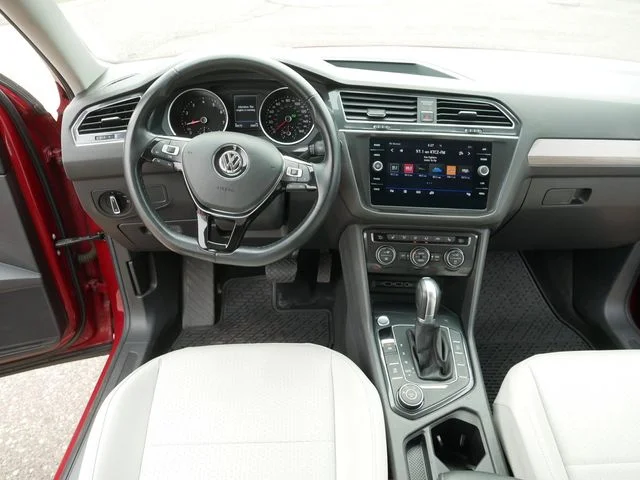 Used 2018 Cardinal Red Metallic Volkswagen 2.0T SE image 21