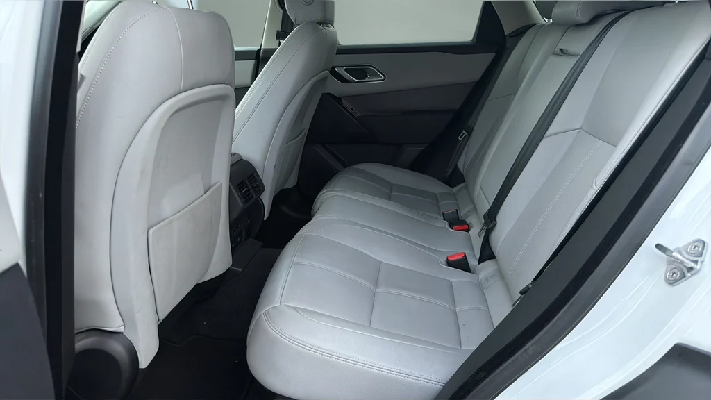 Used 2025  Land Rover Dynamic SE image 19