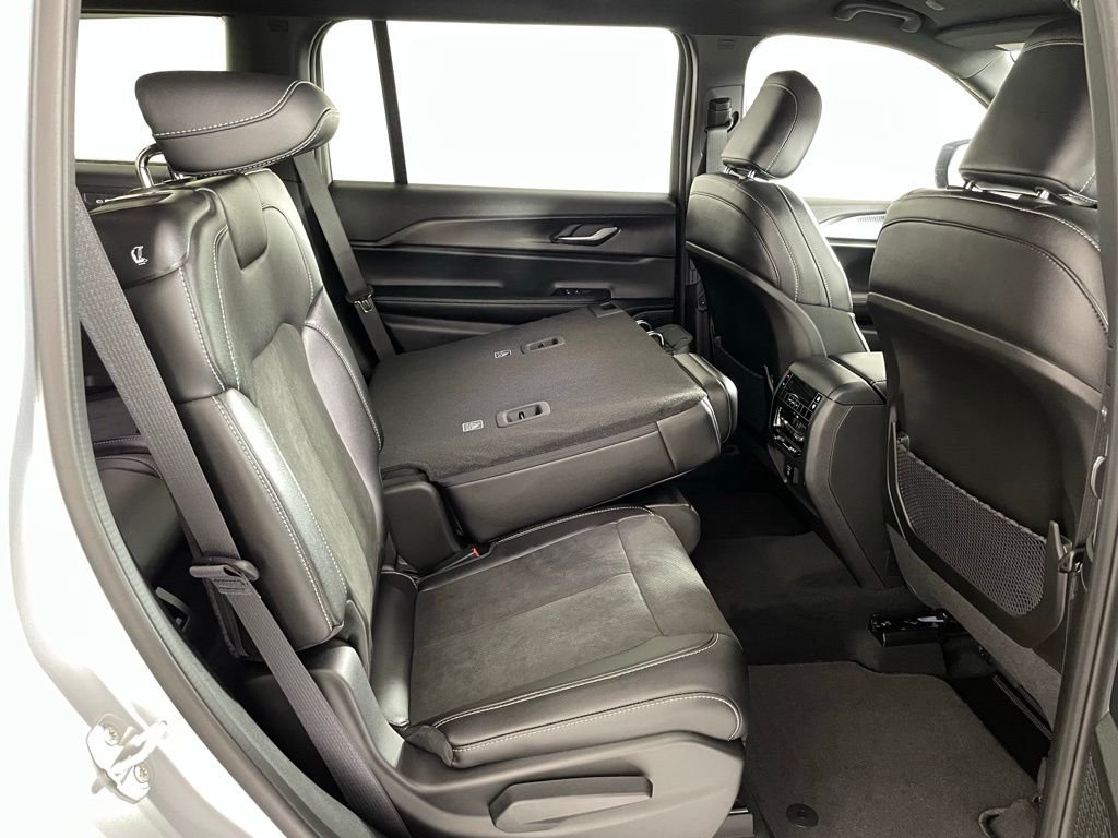 New 2025 Silver Zynith Exterior Paint Jeep Altitude image 42