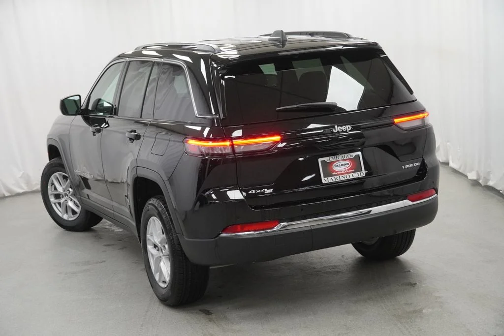 New 2026 Diamond Black Crystal Pearl-Coat Exterior Paint Jeep Laredo X image 11