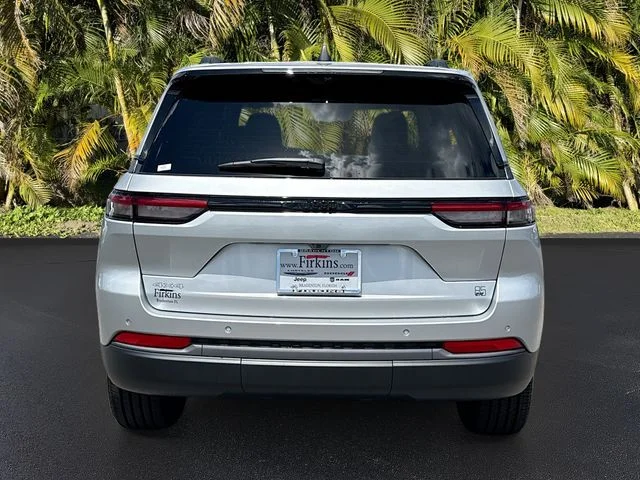 New 2026 Silver Zynith Exterior Paint Jeep  image 5