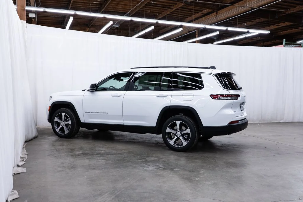 New 2026 Bright White Clear-Coat Exterior Paint Jeep Limited image 4
