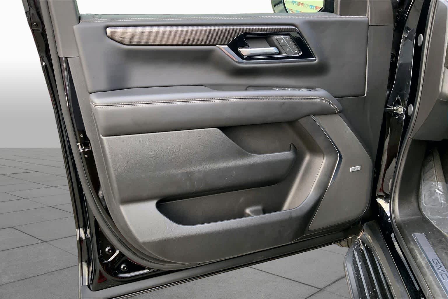 Used 2025 Onyx Black GMC Elevation image 19