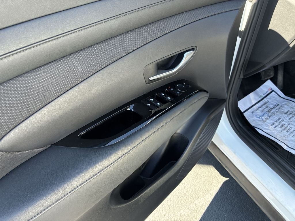 Used 2025 White Hyundai SEL image 13