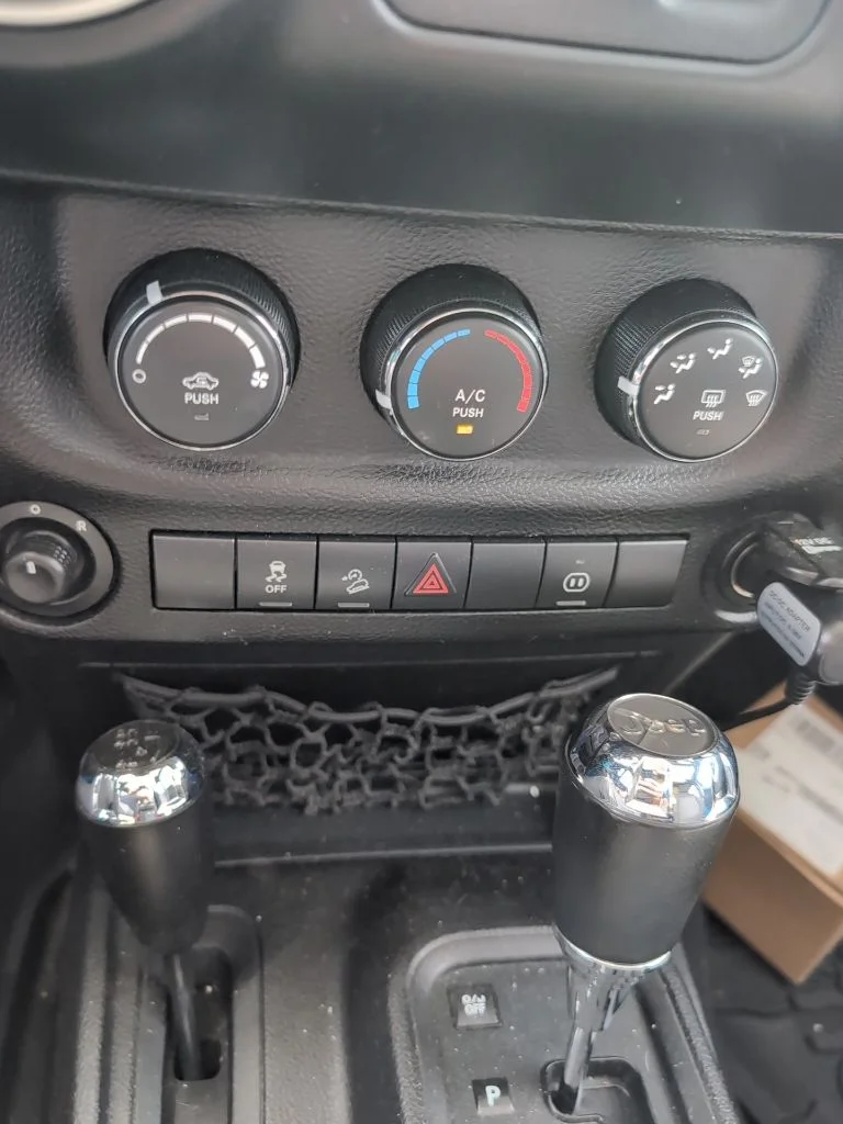 Used 2011 Blue Jeep Sahara image 12