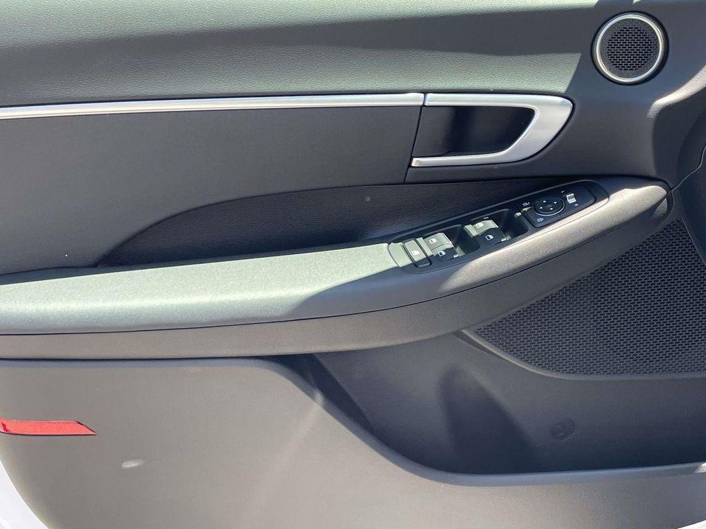 New 2026 White Hyundai SE image 13