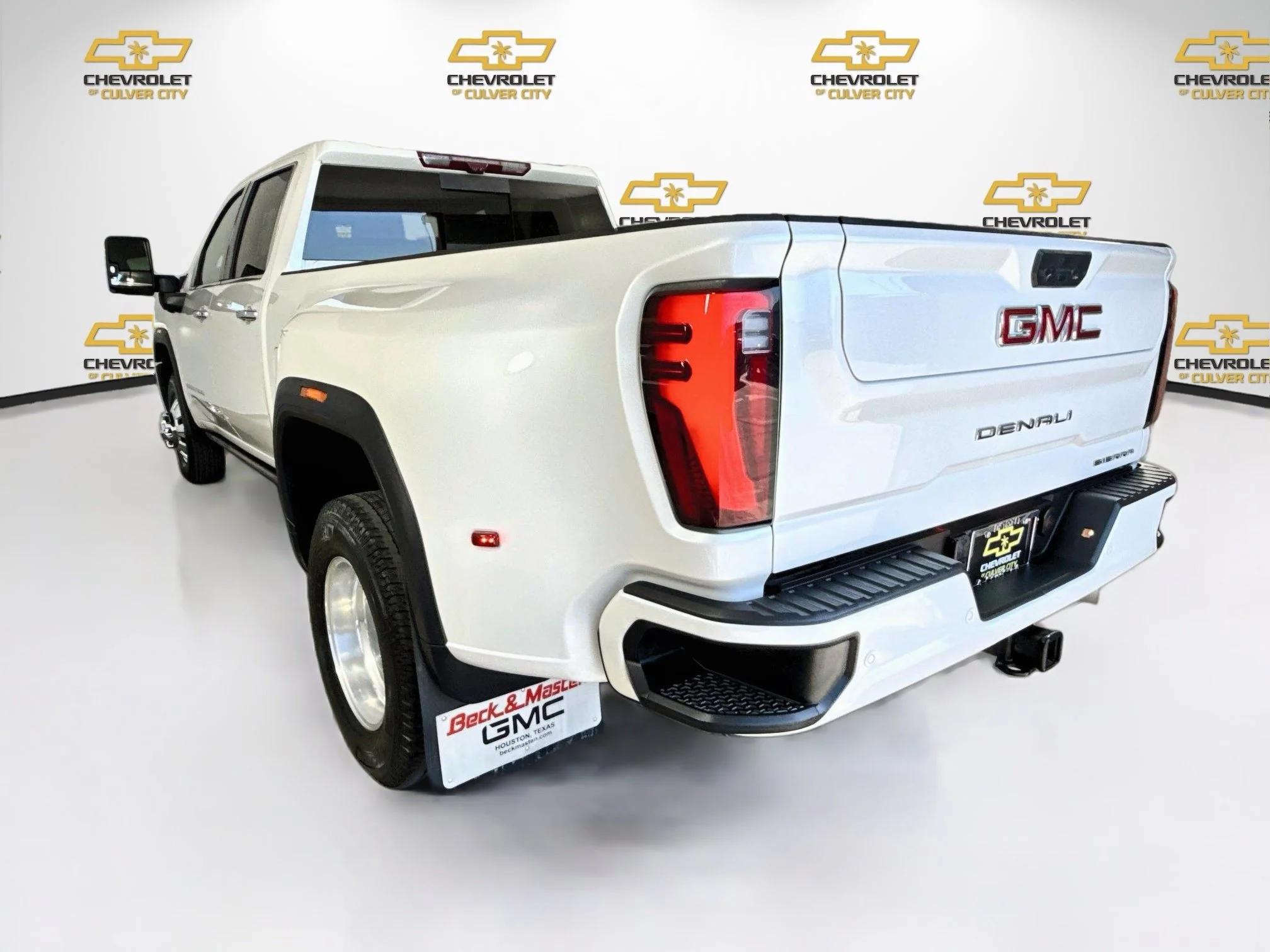 Used 2024 White Frost Tricoat GMC Denali DRW image 6