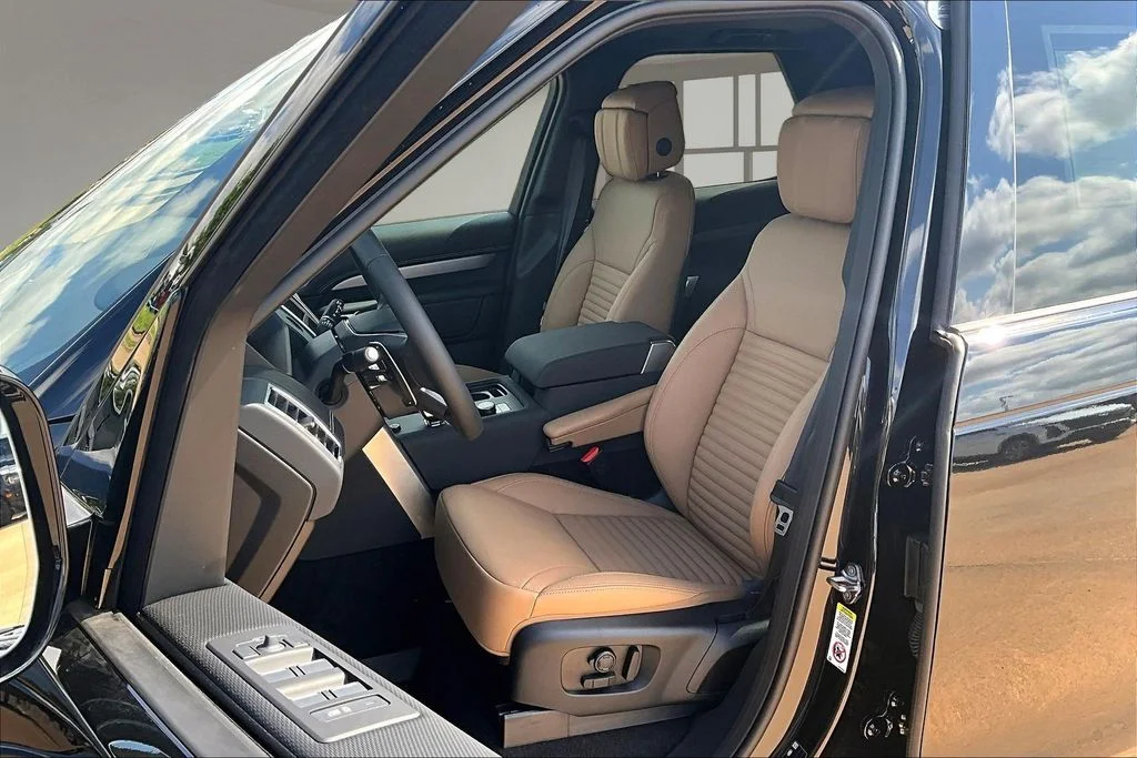 New 2026 Black Land Rover Dynamic SE image 9