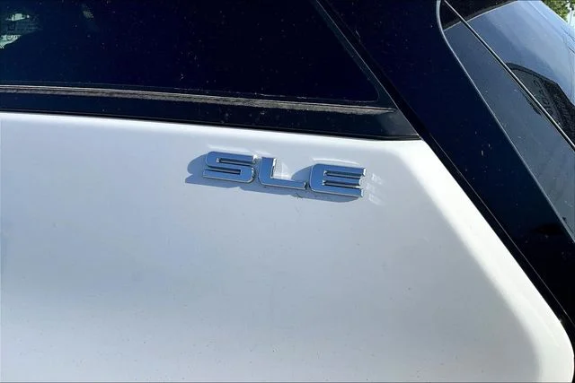 Used 2021 White GMC SLE image 23