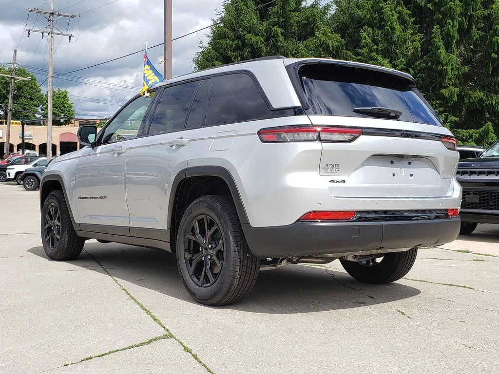 New 2025 Silver Zynith Exterior Paint Jeep  image 5