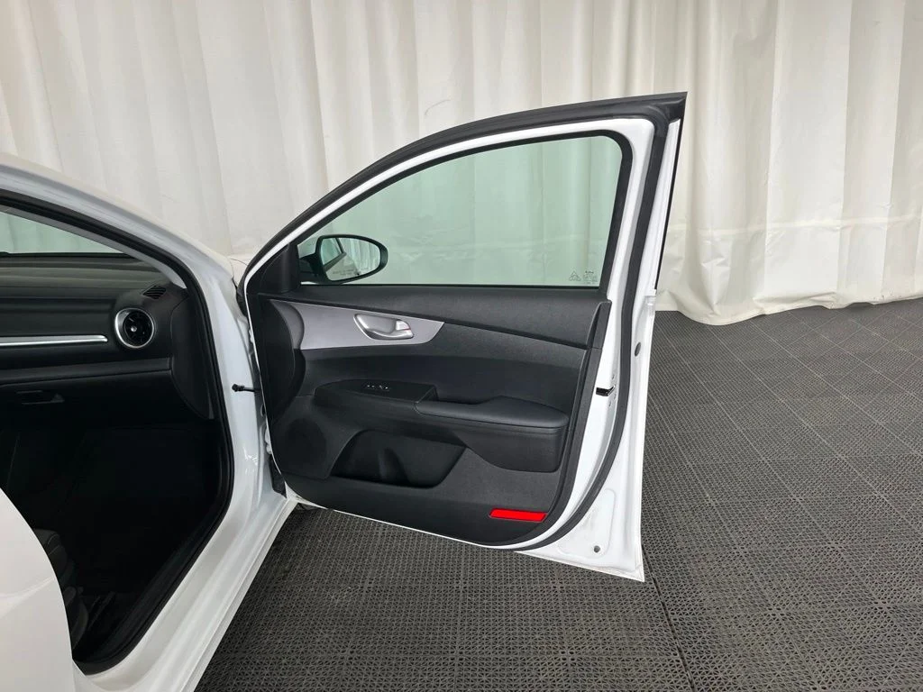 Used 2023 White Kia LXS image 17
