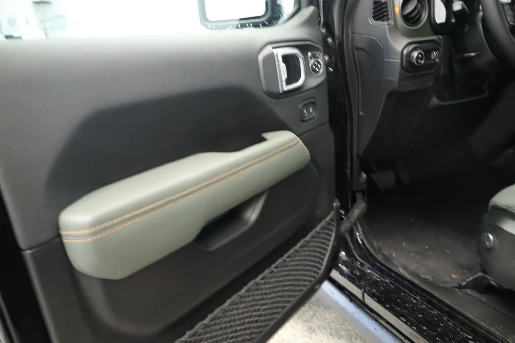 New 2026 Black Clearcoat Jeep Mojave image 34
