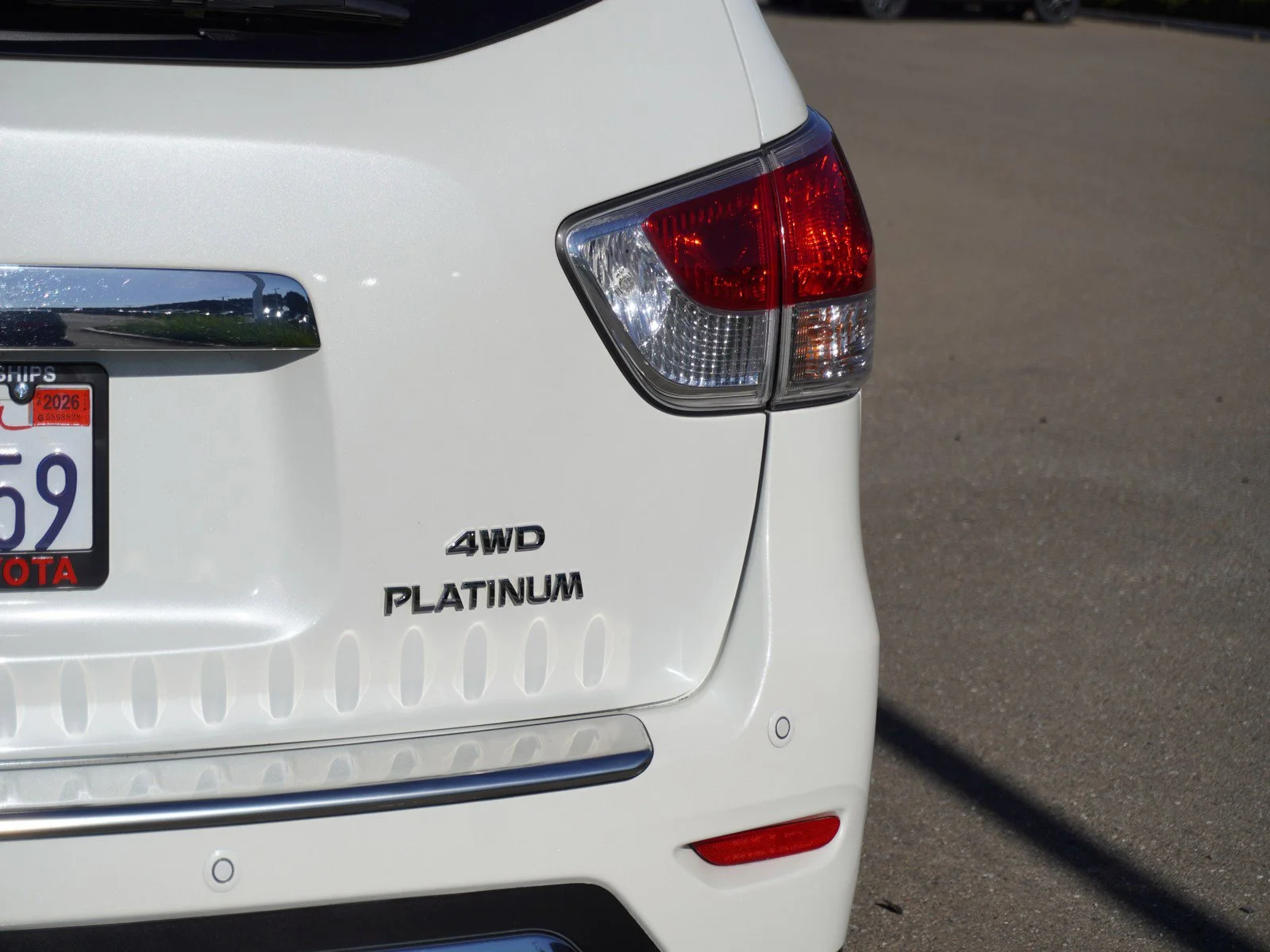 Used 2016 Pearl White Nissan Platinum image 10