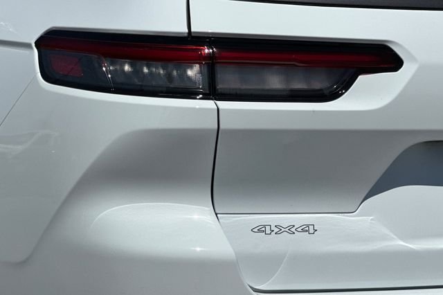 New 2026 Bright White Clear-Coat Exterior Paint Jeep  image 26