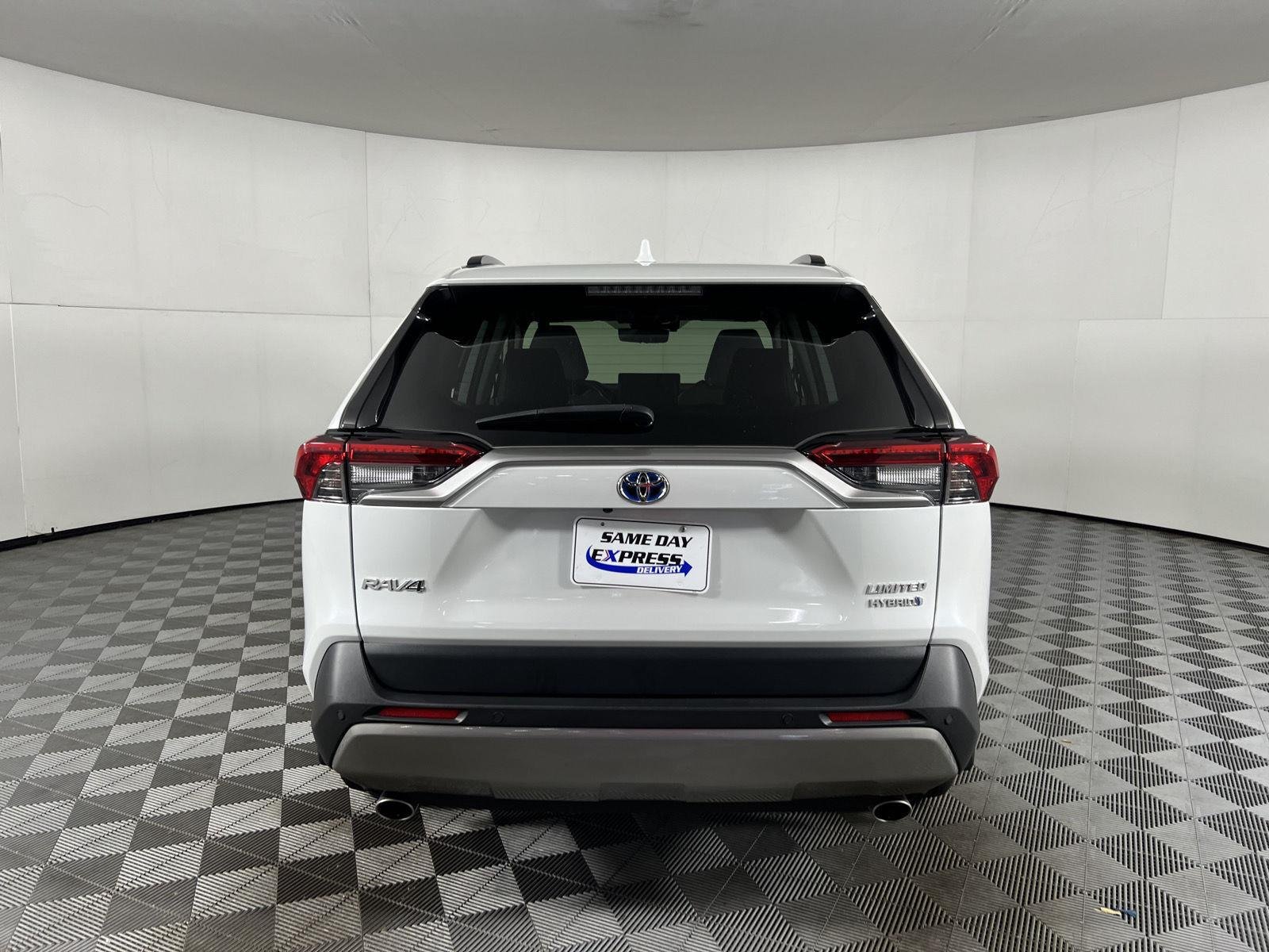 Used 2024 Wind Chill Pearl Toyota Limited image 7