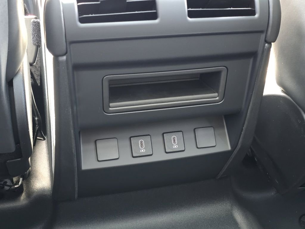 New 2026 Fuji White Land Rover X-Dynamic se image 31