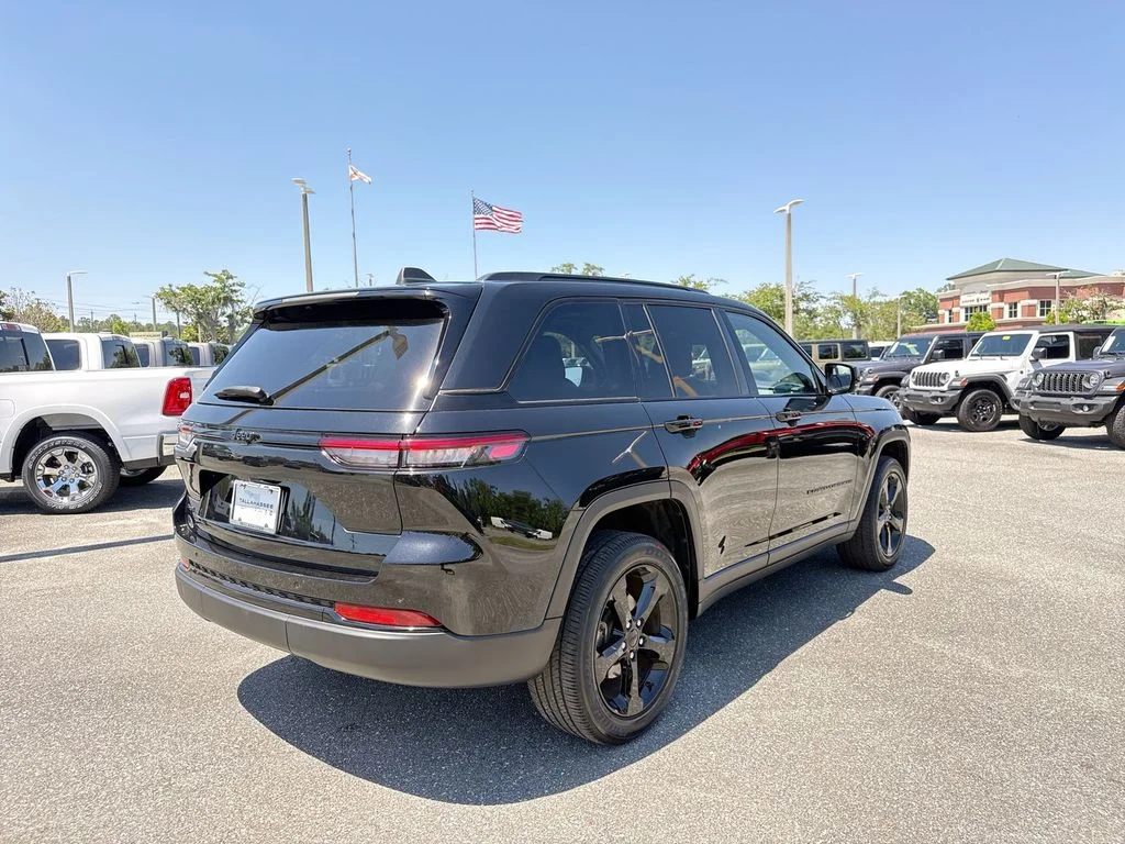 Used 2023 Diamond Black Jeep Altitude X image 3