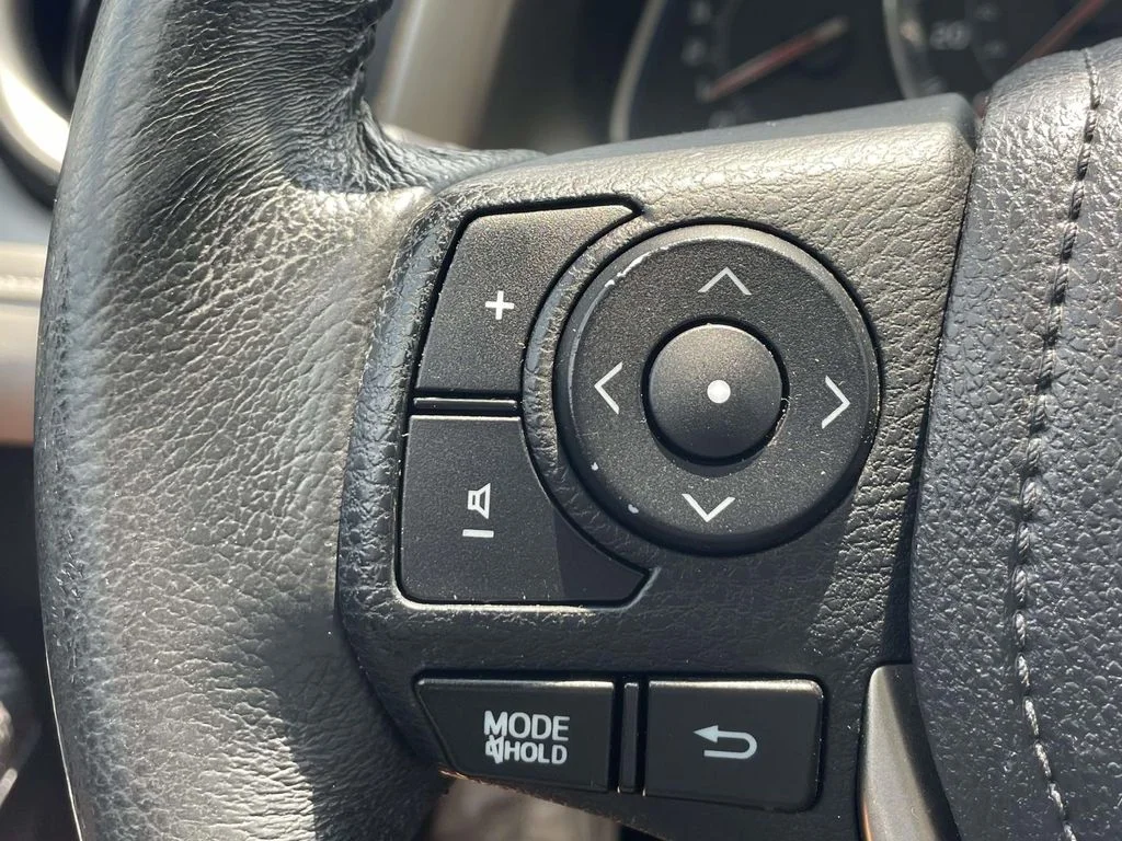 Used 2015 Classic Silver Metallic Toyota Limited image 22