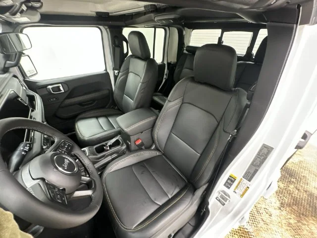 New 2026 Bright White Clear-Coat Exterior Paint Jeep Sahara image 15