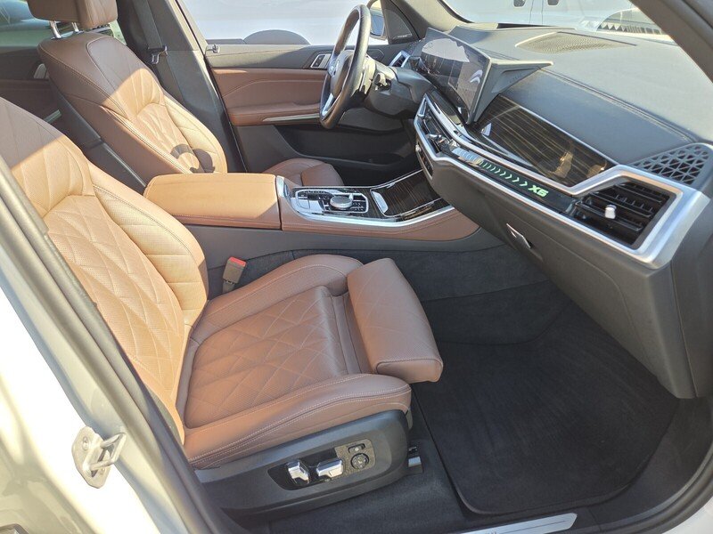 Used 2025 White BMW xDrive40i image 21