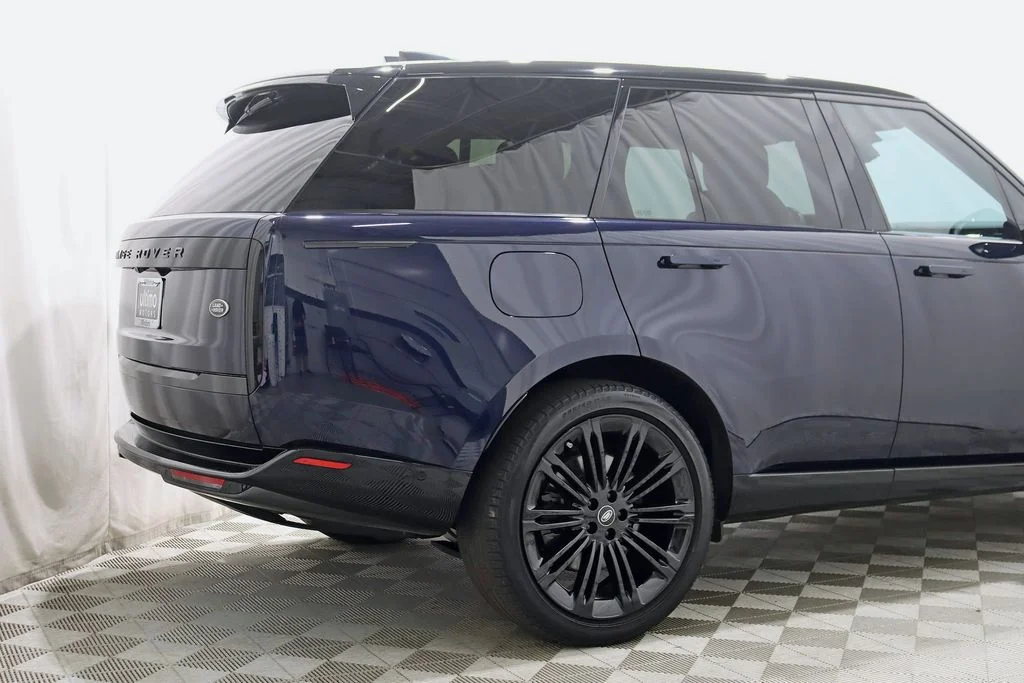 Used 2023  Land Rover SE image 10