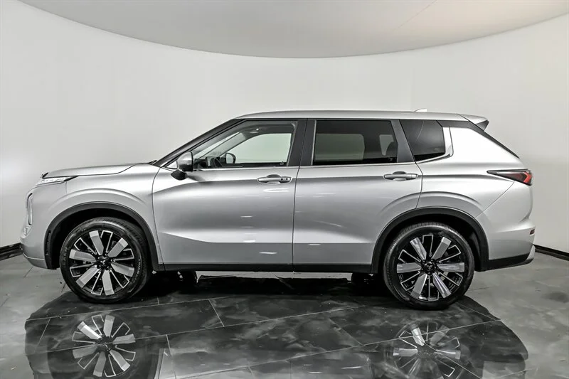 Used 2025 Alloy Silver Metallic Mitsubishi SE image 6