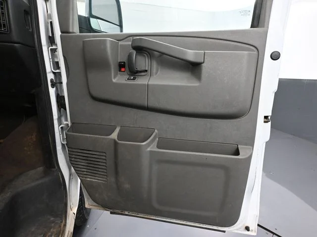 2017 Chevrolet Express Passenger LS - Photo 34