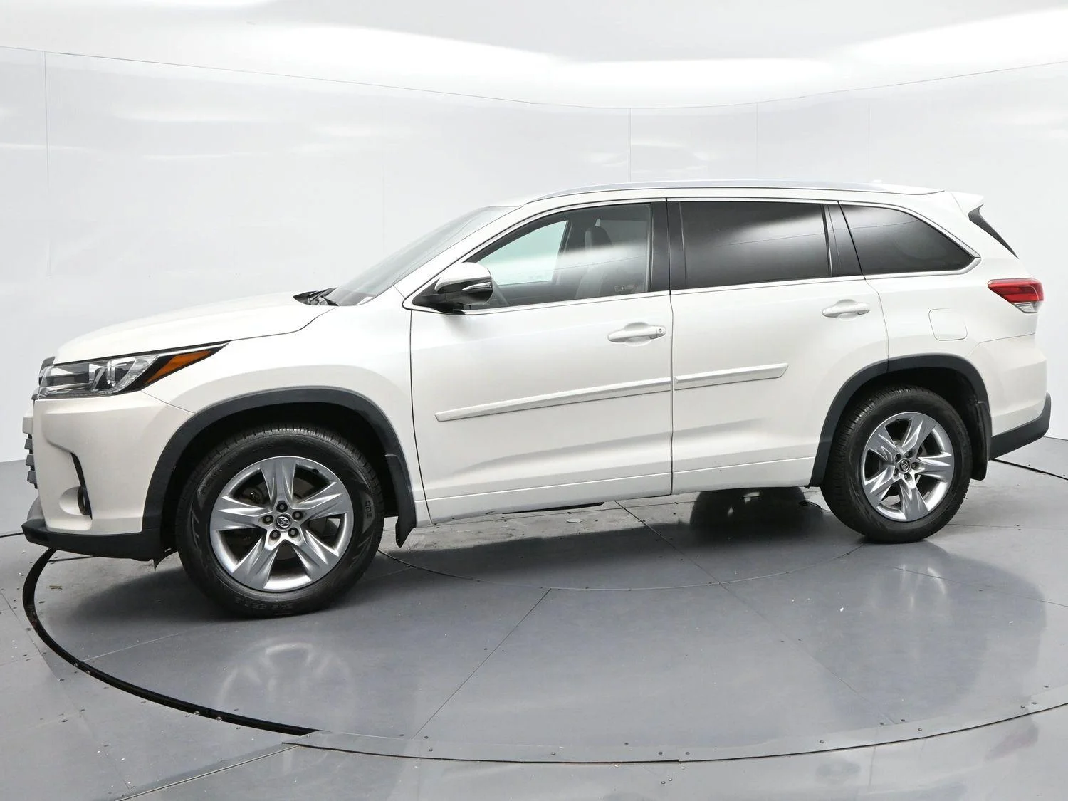 Used 2017 Blizzard Pearl Toyota Limited image 4