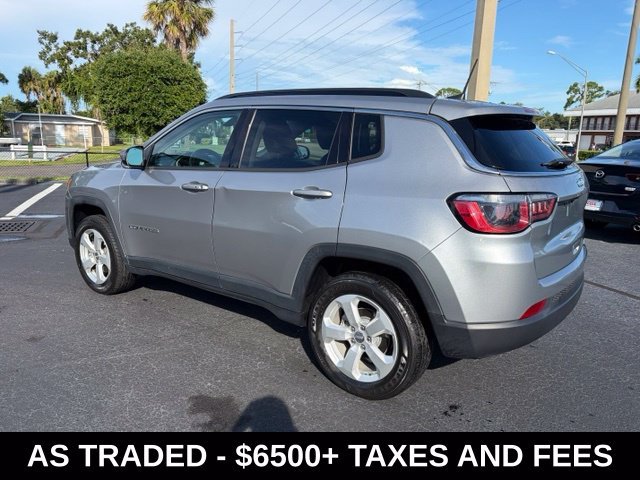 Used 2018 Silver Jeep Latitude image 4
