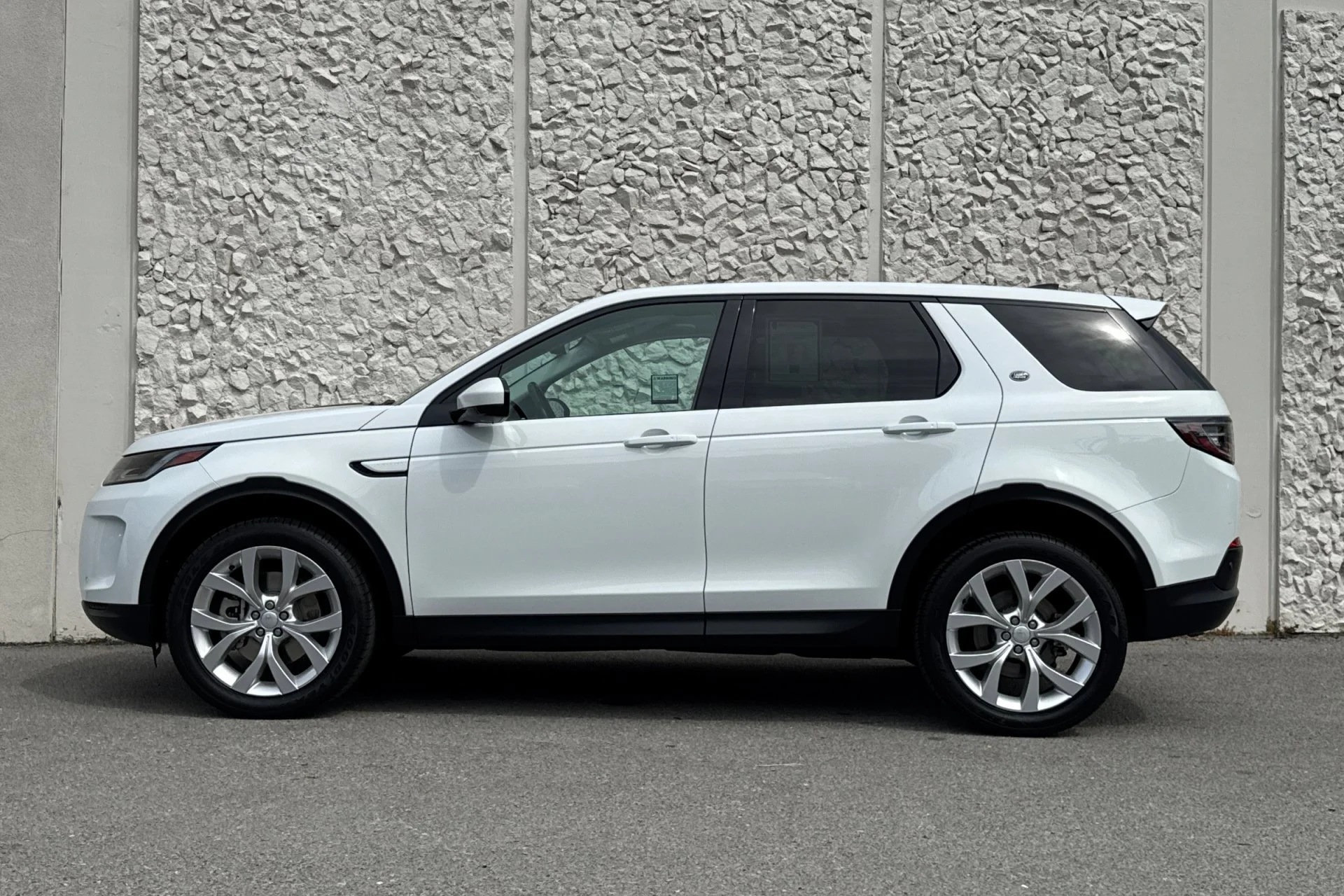 Used 2023 White Land Rover SE image 5