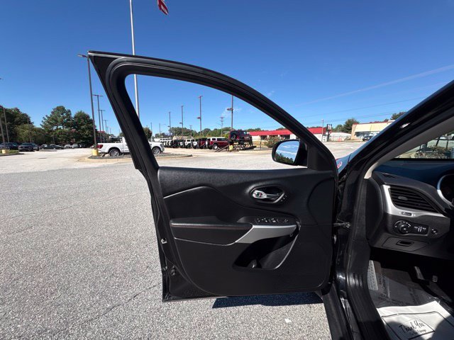 Used 2018 Diamond Black Jeep Trailhawk image 10