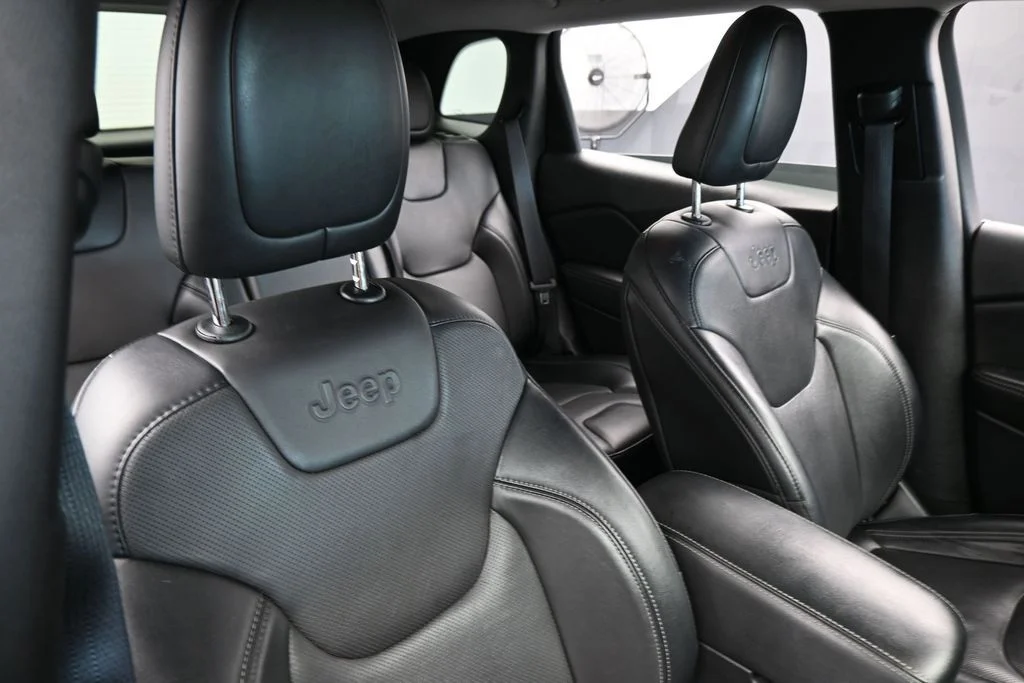 Used 2022 Diamond Black Crystal Pearlcoat Jeep Latitude Lux image 39