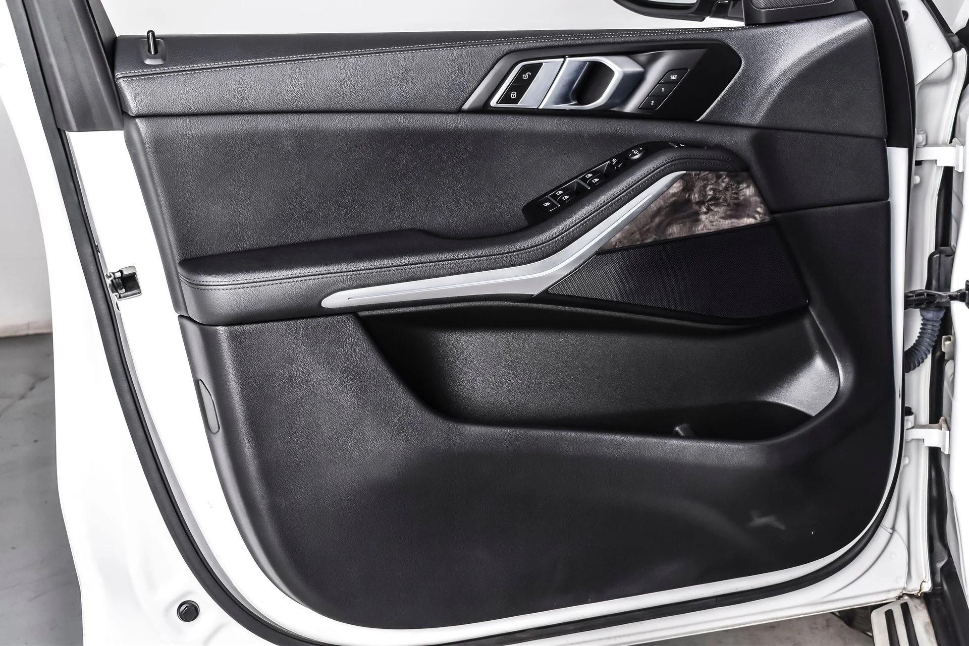 Used 2022 White Metallic BMW xDrive40i image 13