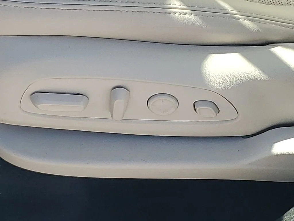 Used 2023 White Frost Tricoat Buick Avenir image 16