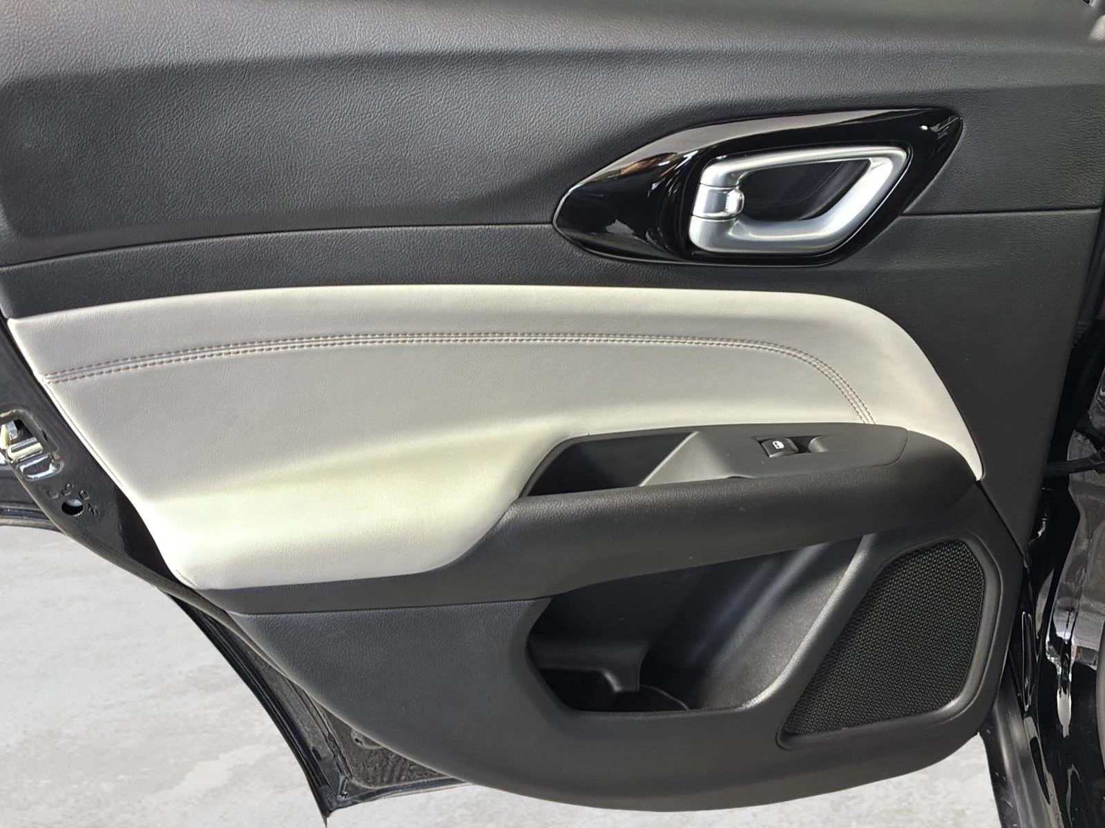 Used 2023 Diamond Black Crystal Pearlcoat Jeep Limited image 21