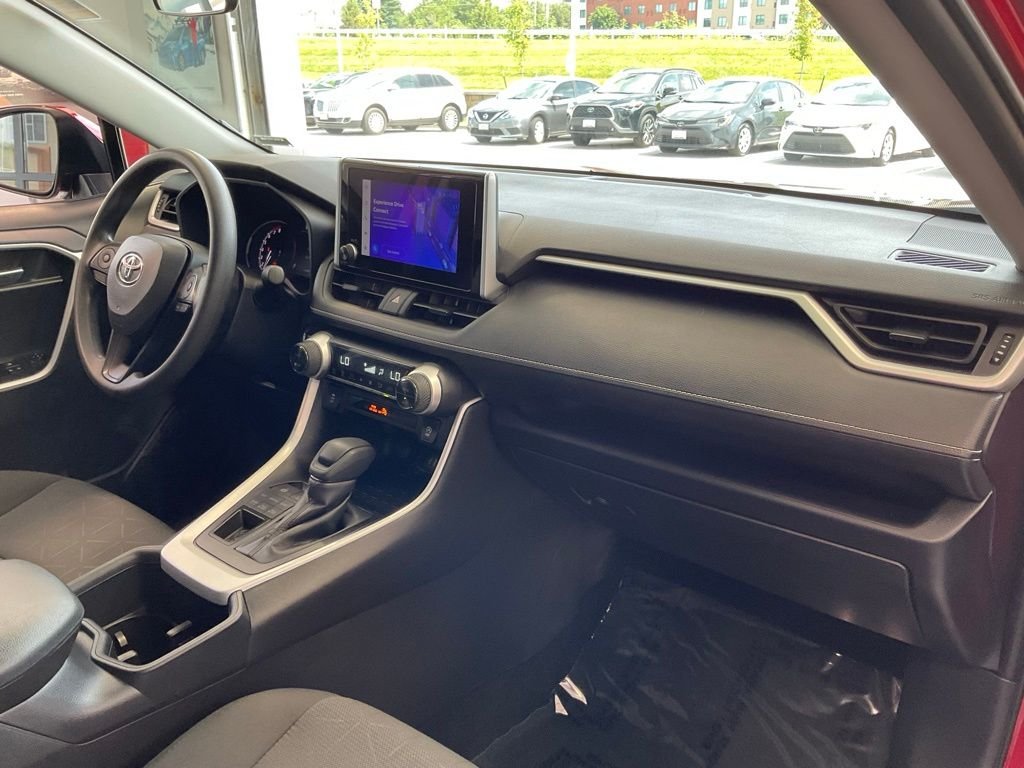 2025 Toyota RAV4 XLE - Photo 17